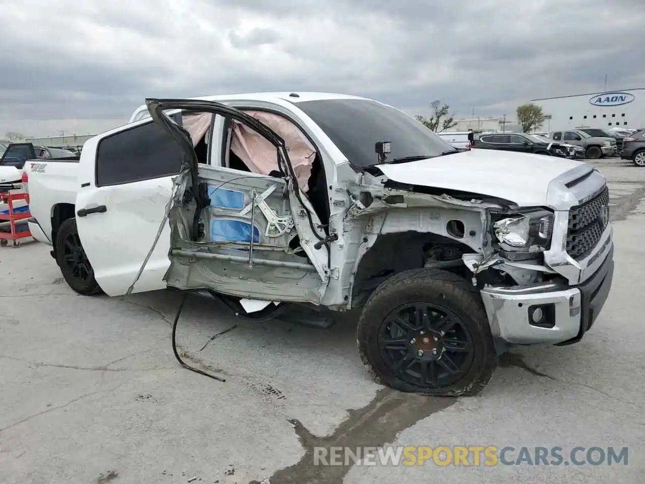 4 Photograph of a damaged car 5TFEM5F14KX138528 TOYOTA TUNDRA 2019