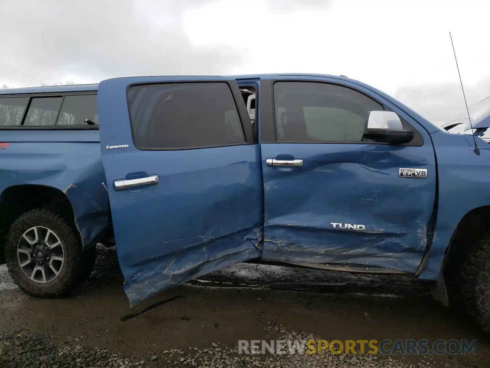 9 Photograph of a damaged car 5TFHY5F10KX814927 TOYOTA TUNDRA 2019