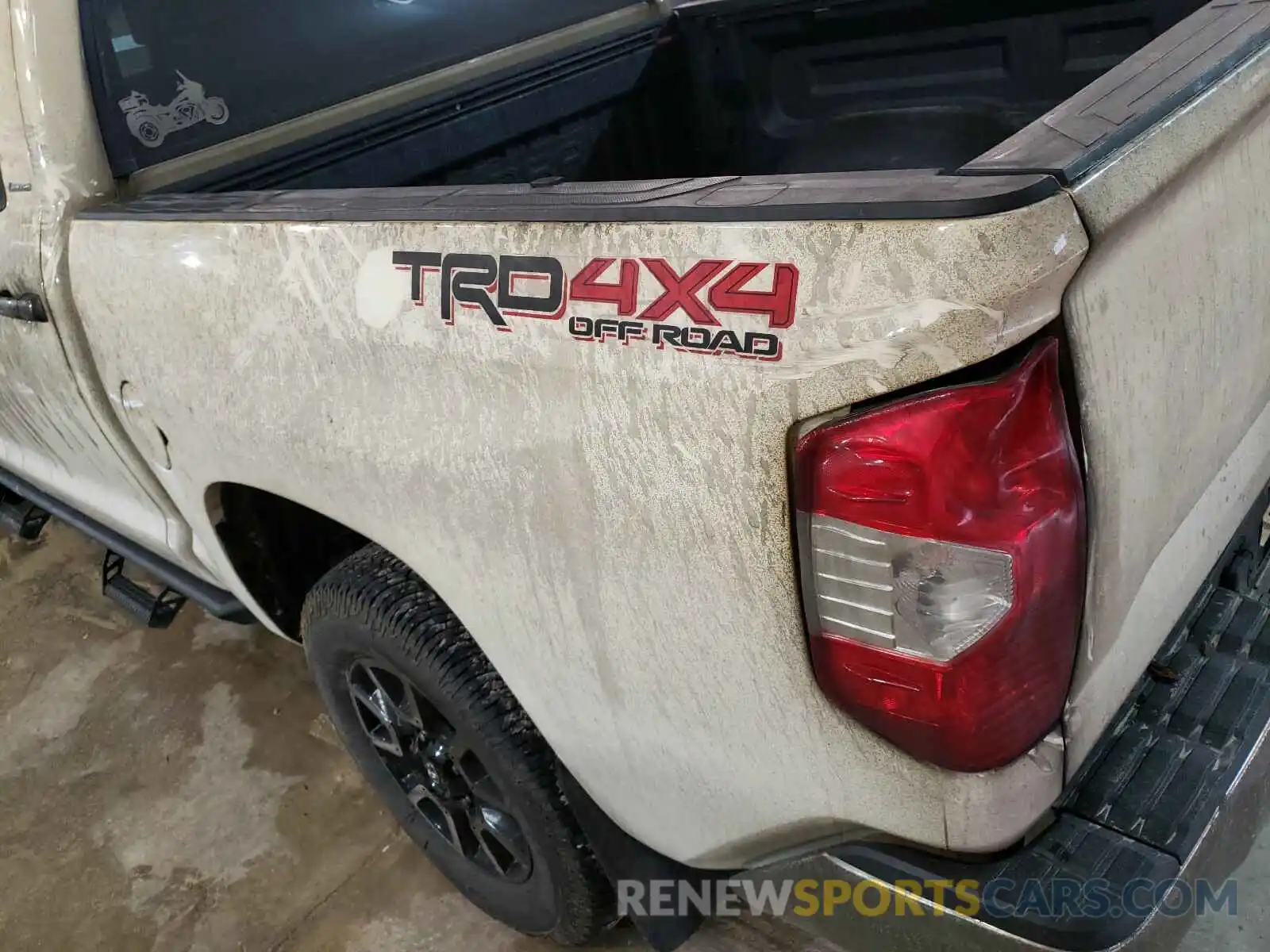 9 Photograph of a damaged car 5TFHY5F13KX816199 TOYOTA TUNDRA 2019