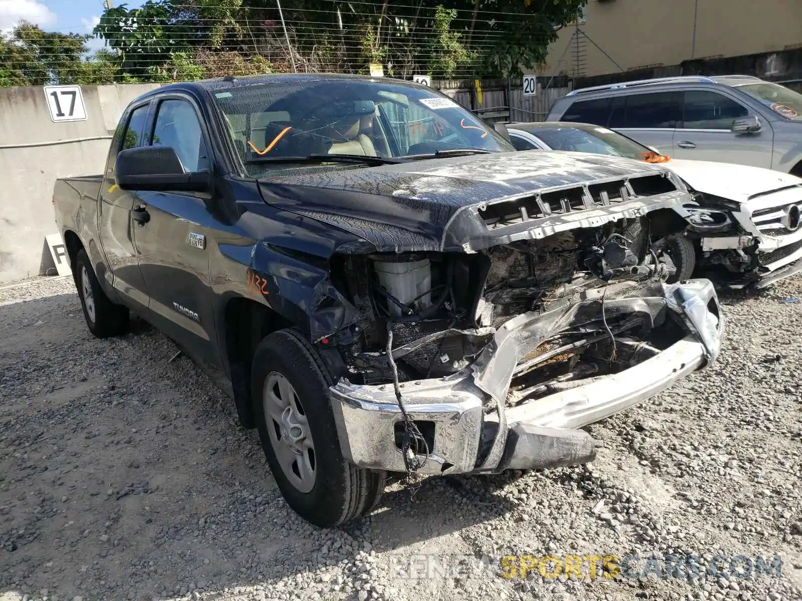 1 Фотография поврежденного автомобиля 5TFRY5F12KX250430 TOYOTA TUNDRA 2019