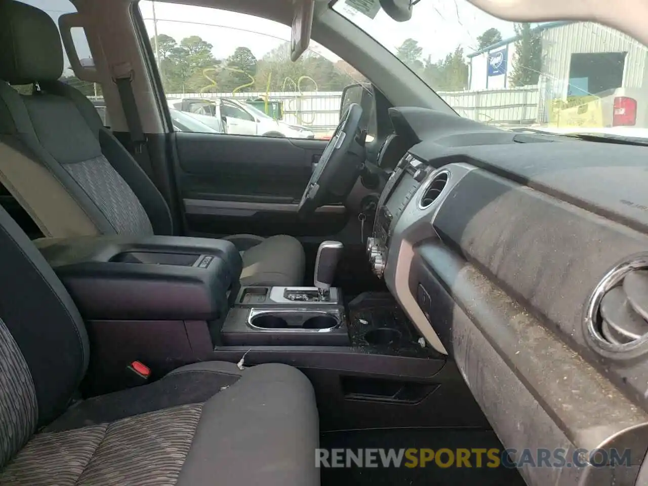 5 Photograph of a damaged car 5TFRY5F1XKX255343 TOYOTA TUNDRA 2019