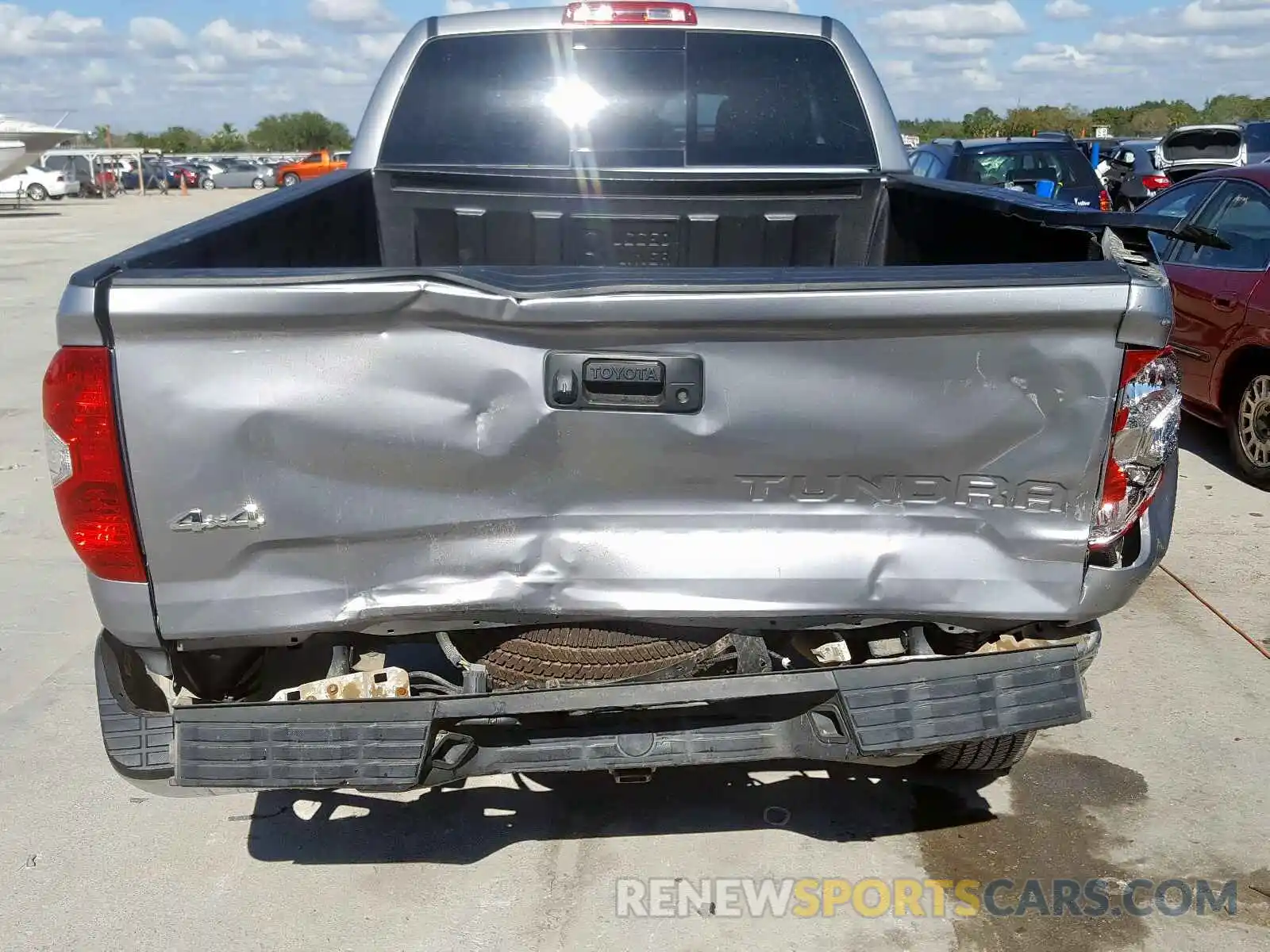 9 Photograph of a damaged car 5TFUM5F10KX080042 TOYOTA TUNDRA 2019