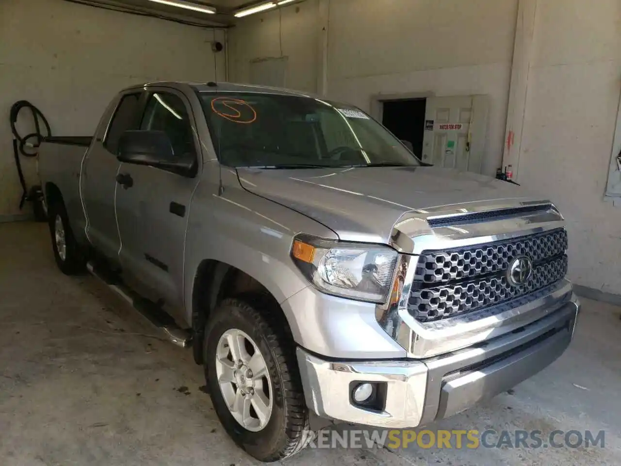 1 Photograph of a damaged car 5TFUW5F11KX810888 TOYOTA TUNDRA 2019