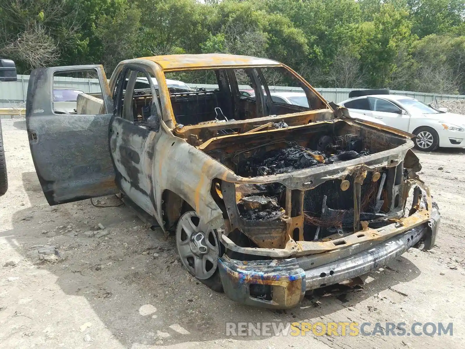 1 Photograph of a damaged car 5TFUW5F17KX777931 TOYOTA TUNDRA 2019