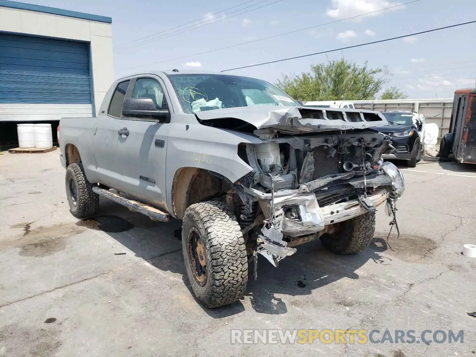 1 Photograph of a damaged car 5TFUW5F19KX811755 TOYOTA TUNDRA 2019