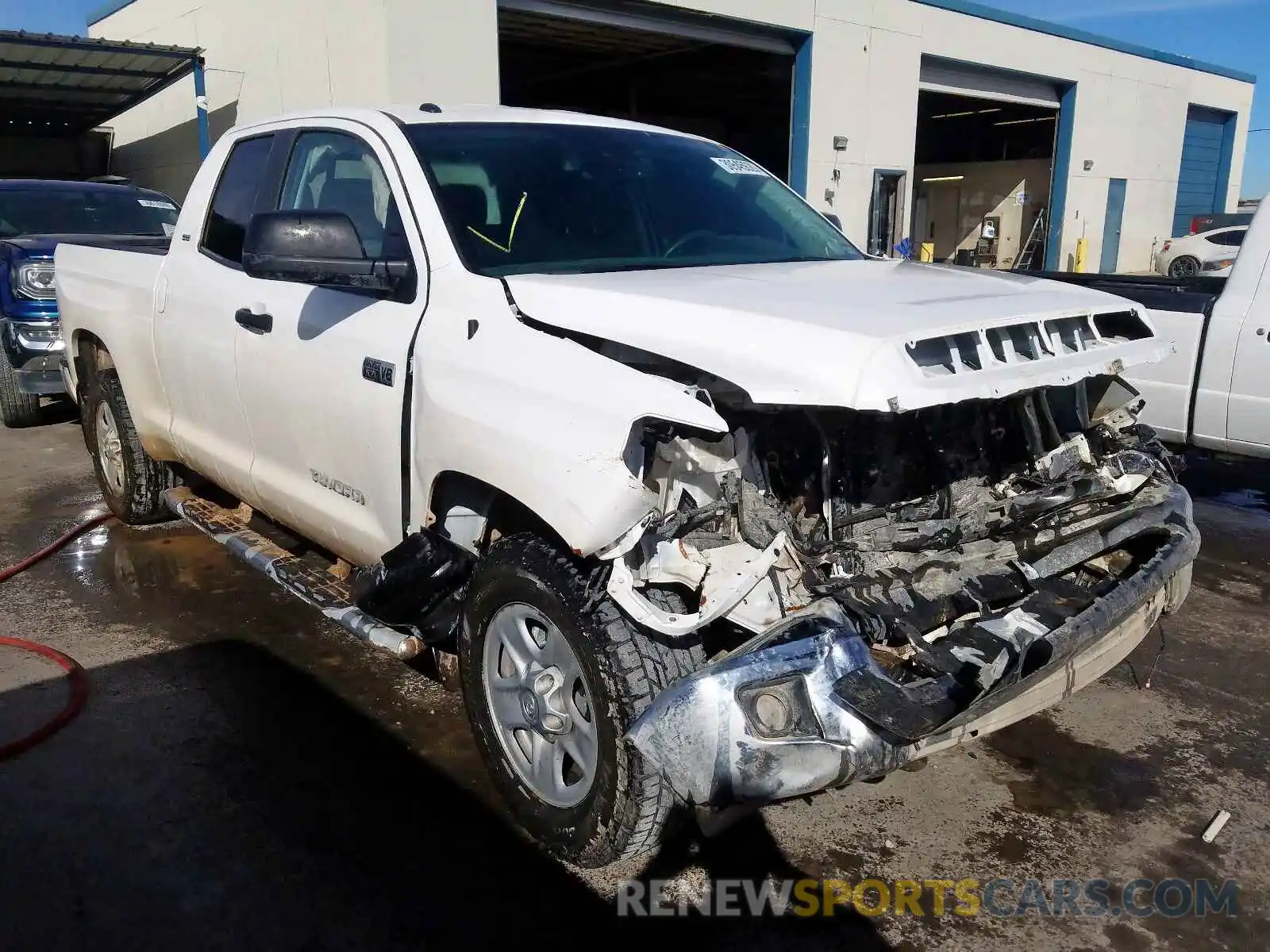 1 Photograph of a damaged car 5TFUW5F19KX813019 TOYOTA TUNDRA 2019