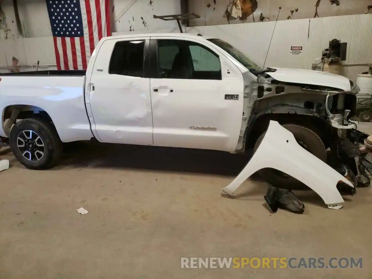 9 Photograph of a damaged car 5TFUW5F1XKX850788 TOYOTA TUNDRA 2019