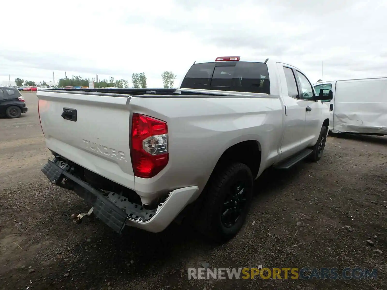 4 Фотография поврежденного автомобиля 5TFUY5F11KX797473 TOYOTA TUNDRA 2019