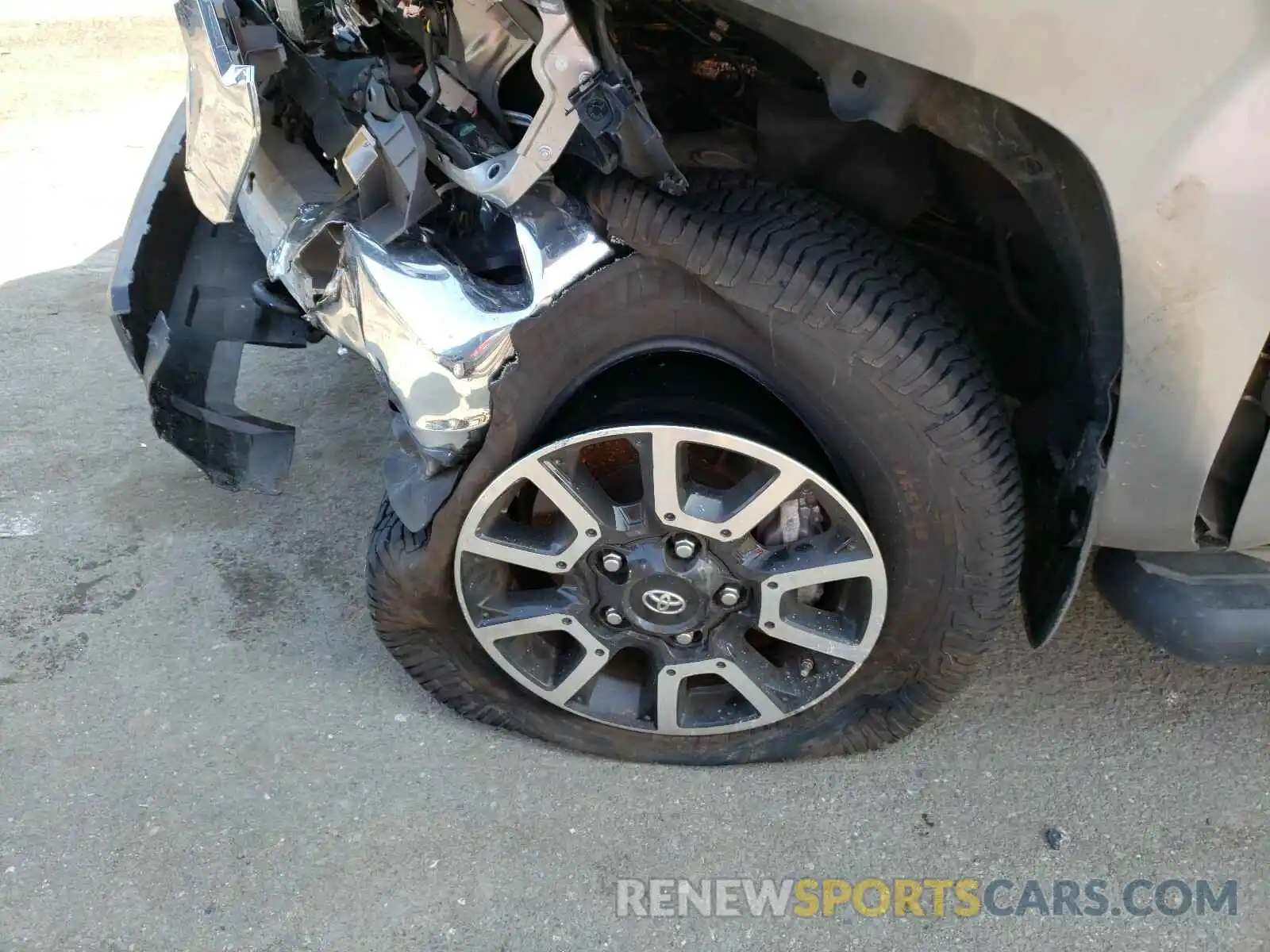 9 Photograph of a damaged car 5TFUY5F11KX864752 TOYOTA TUNDRA 2019