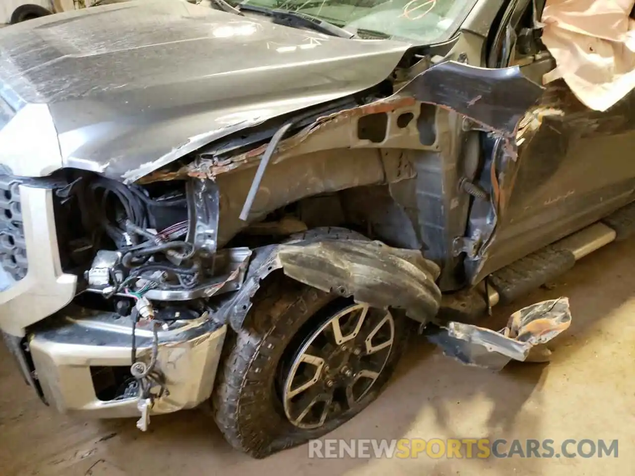 9 Photograph of a damaged car 5TFUY5F12KX781394 TOYOTA TUNDRA 2019