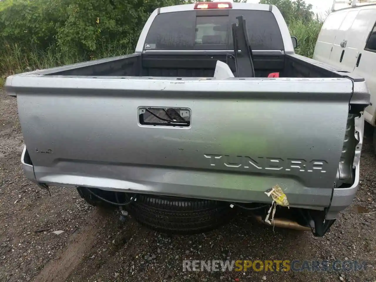 9 Photograph of a damaged car 5TFUY5F12KX789866 TOYOTA TUNDRA 2019