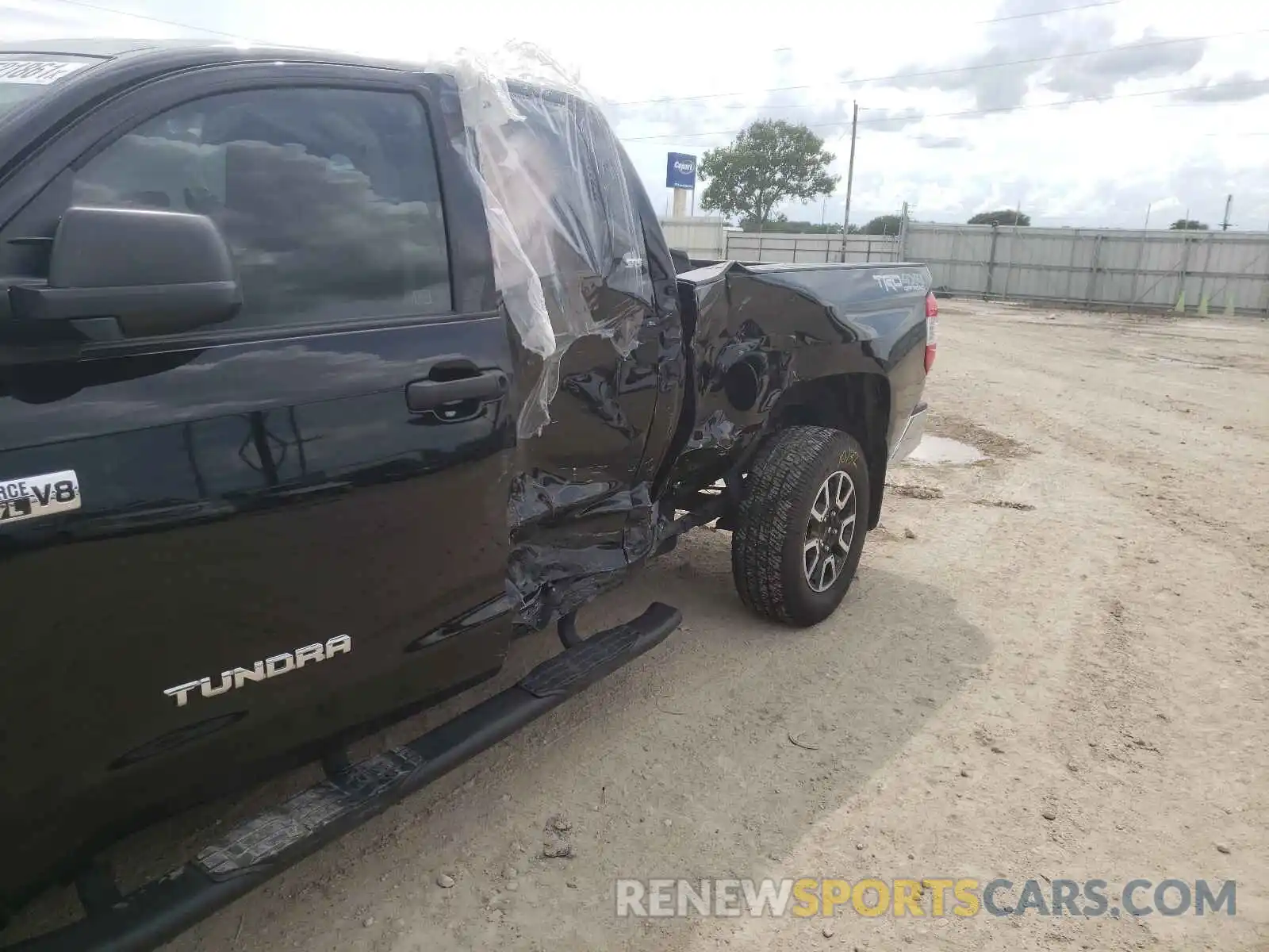 9 Photograph of a damaged car 5TFUY5F12KX842940 TOYOTA TUNDRA 2019