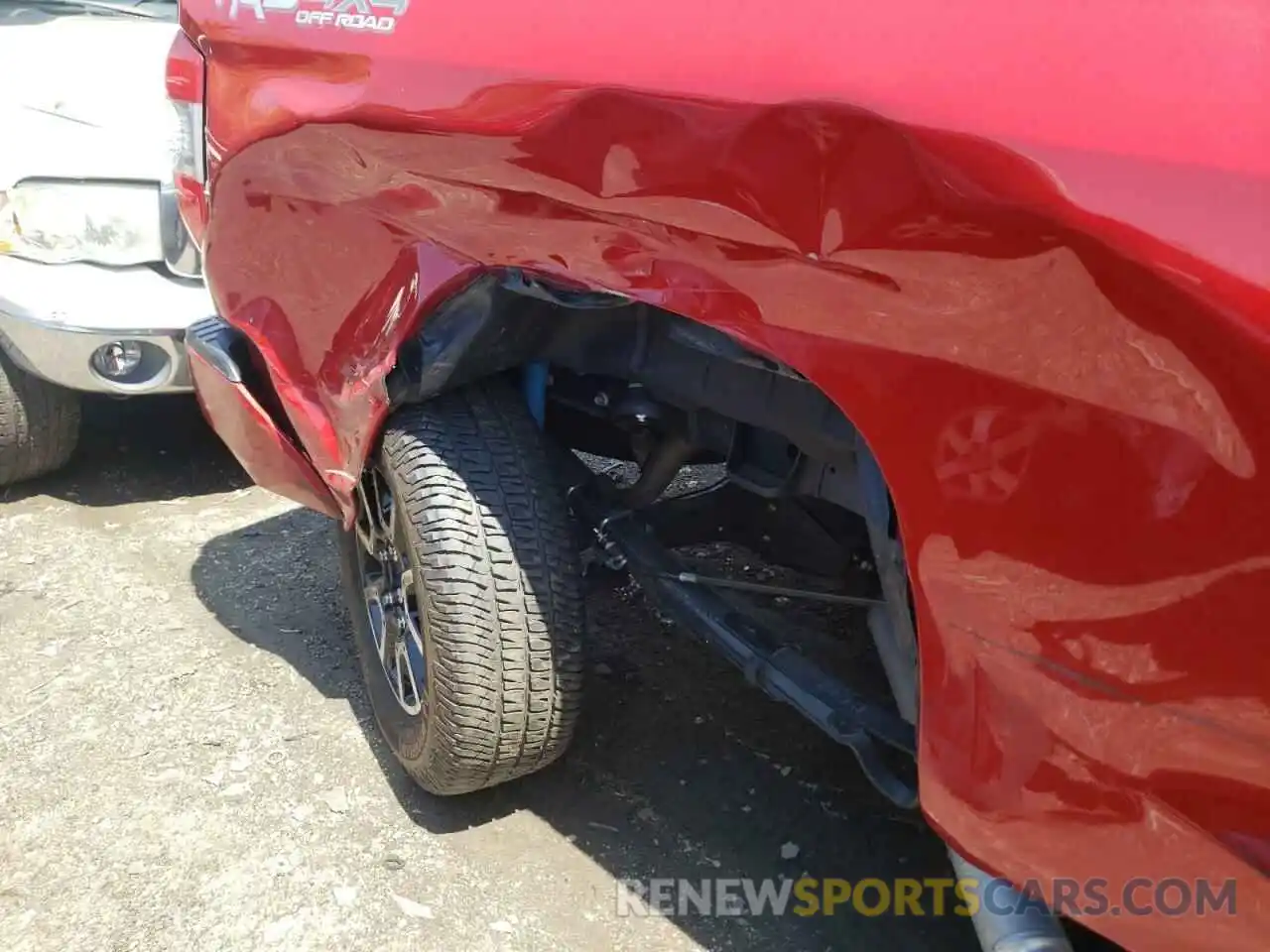 9 Photograph of a damaged car 5TFUY5F15KX834752 TOYOTA TUNDRA 2019