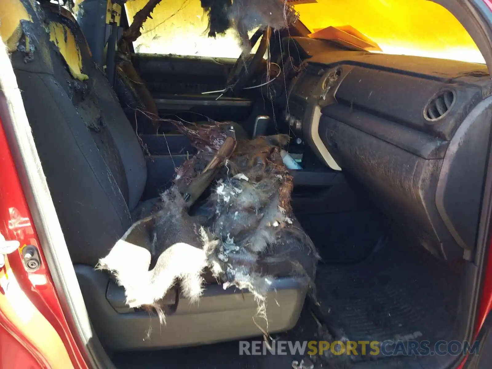 5 Photograph of a damaged car 5TFUY5F16KX779373 TOYOTA TUNDRA 2019