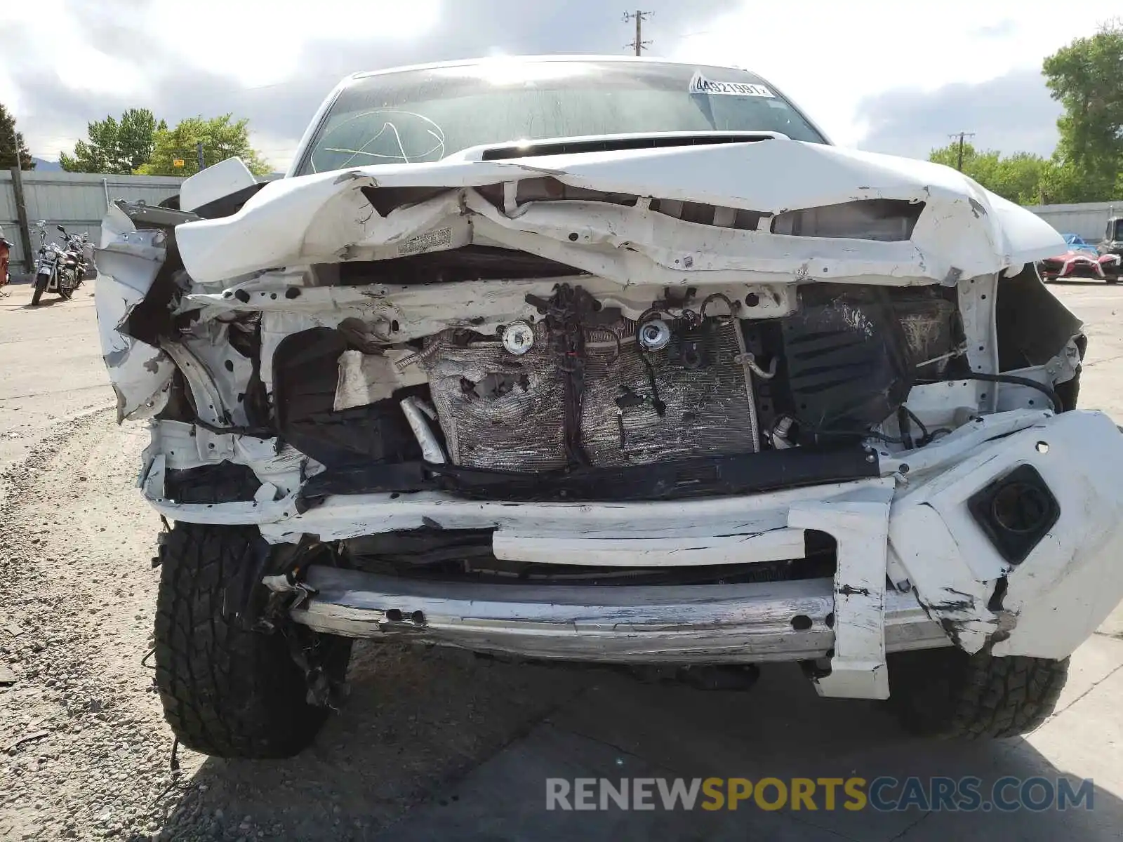 9 Photograph of a damaged car 5TFDY5F13LX922104 TOYOTA TUNDRA 2020