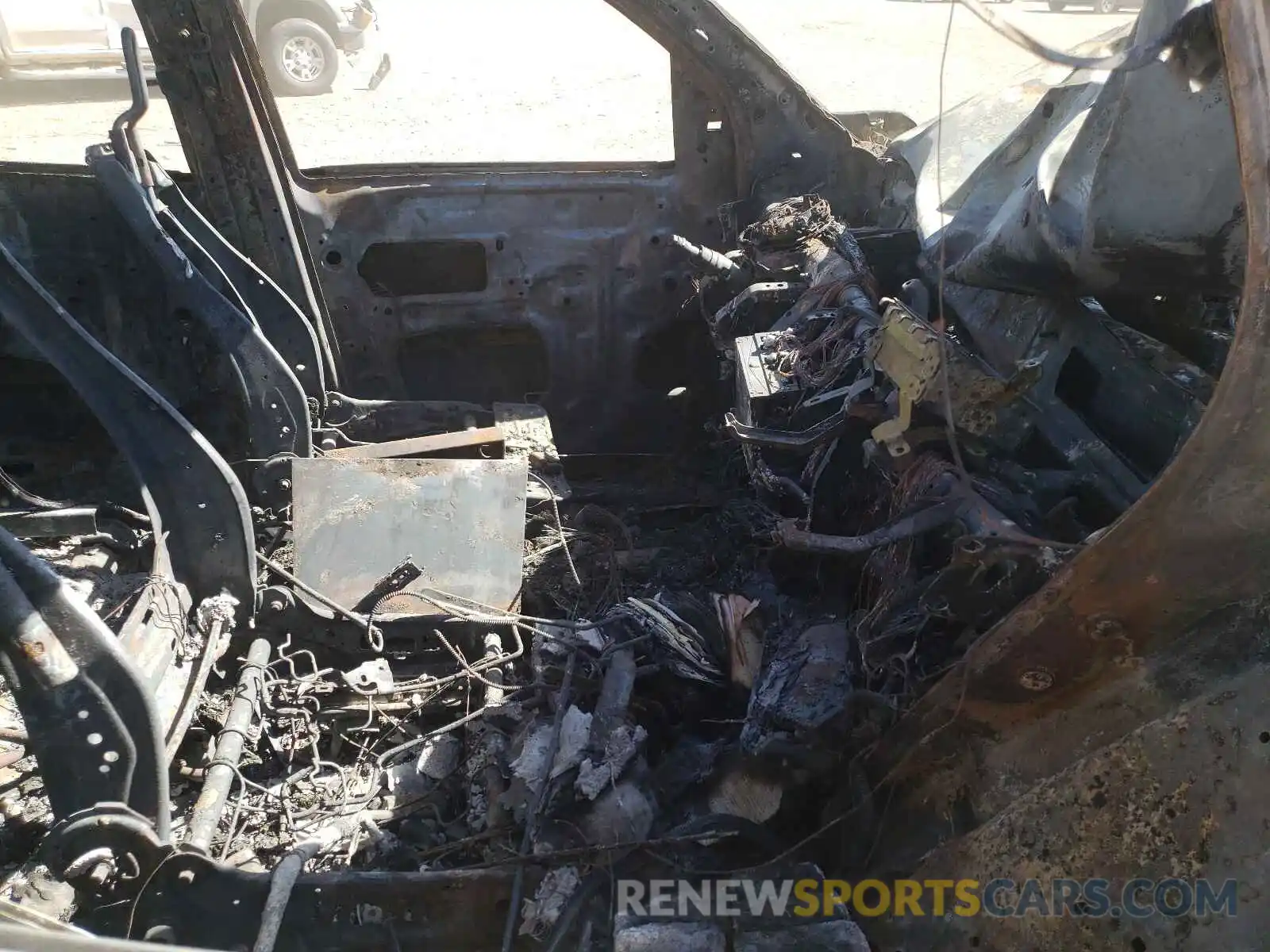 5 Photograph of a damaged car 5TFDY5F17LX916922 TOYOTA TUNDRA 2020