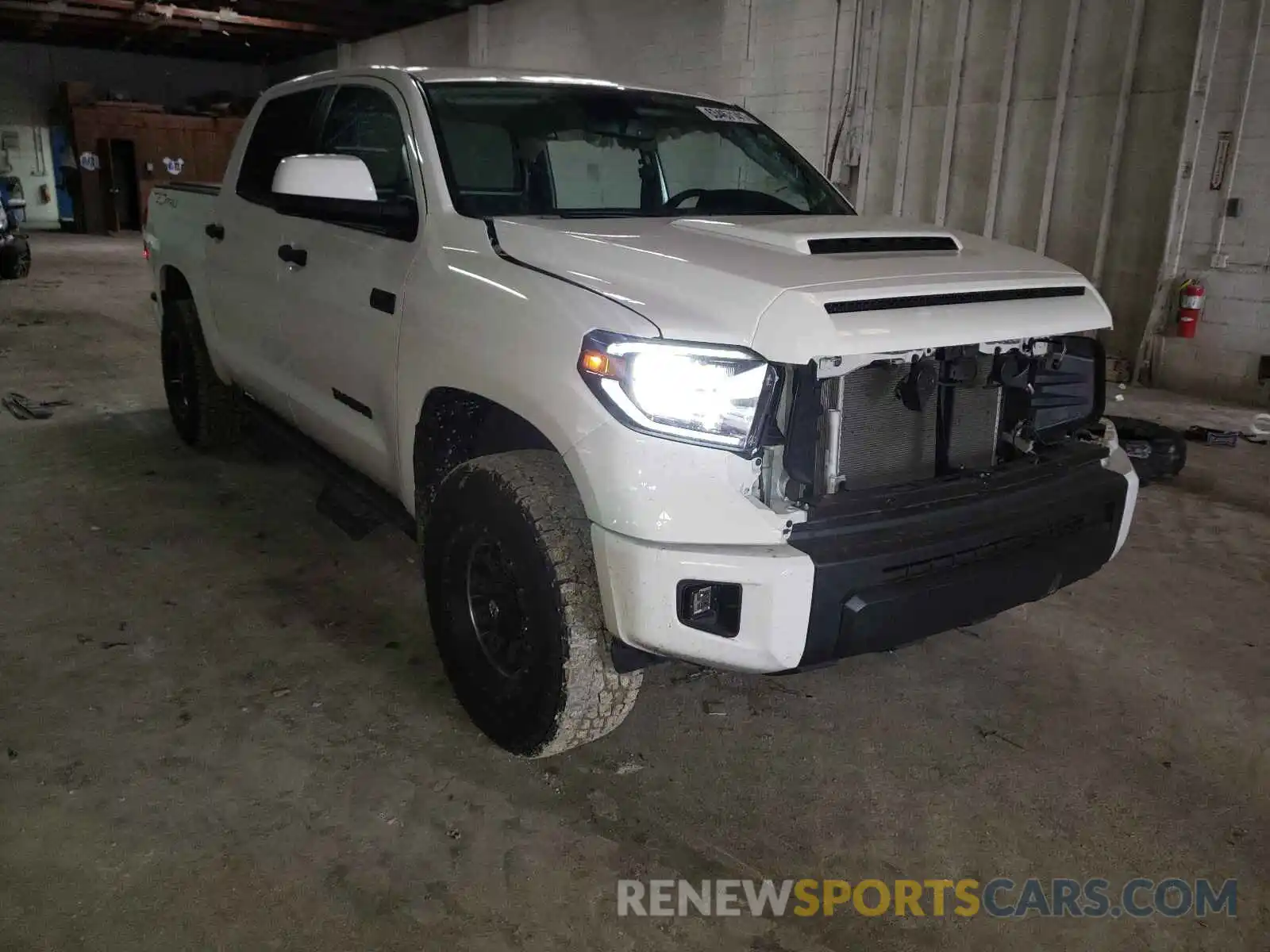 1 Фотография поврежденного автомобиля 5TFDY5F18LX942154 TOYOTA TUNDRA 2020