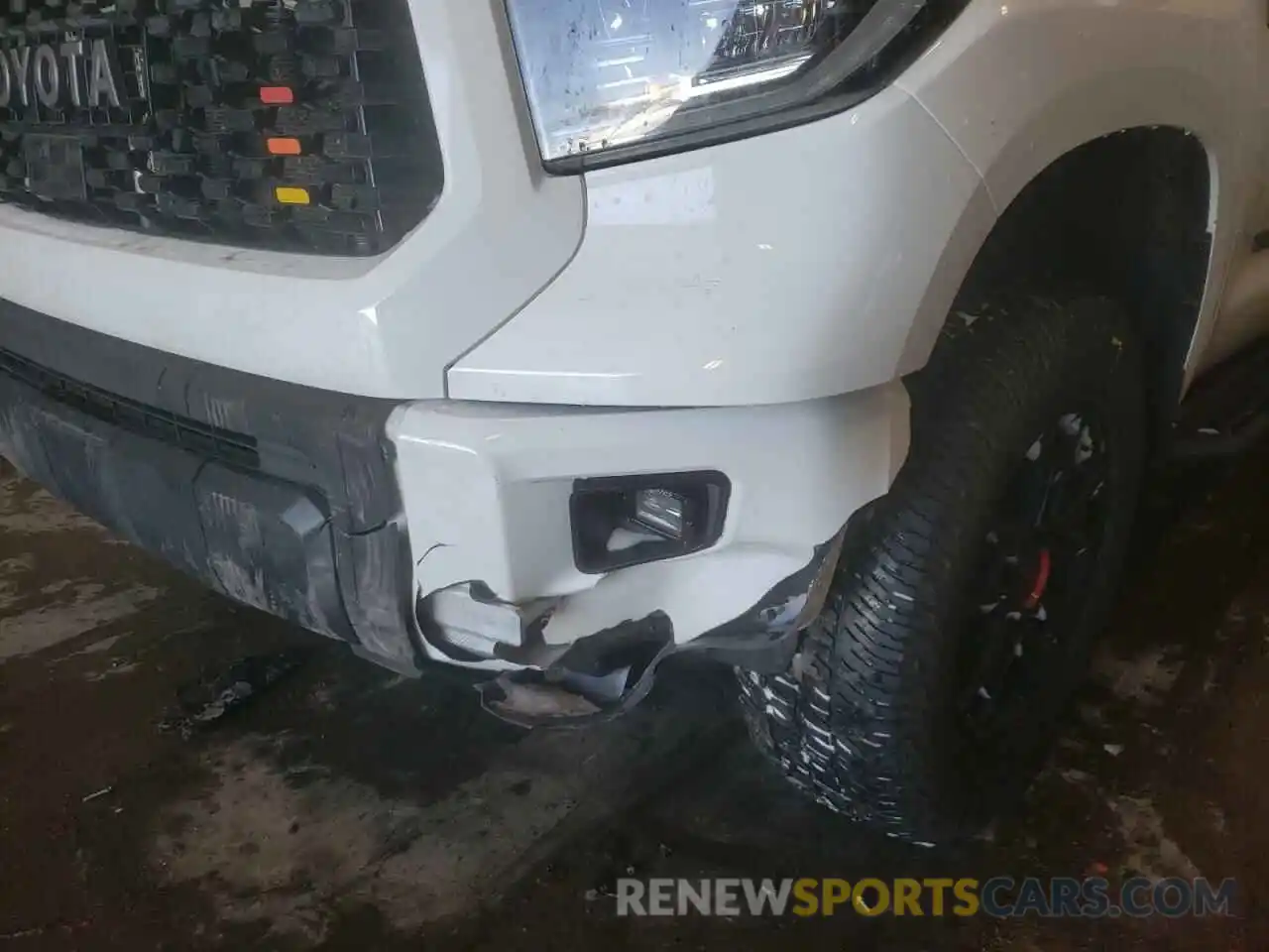 9 Photograph of a damaged car 5TFDY5F1XLX905901 TOYOTA TUNDRA 2020