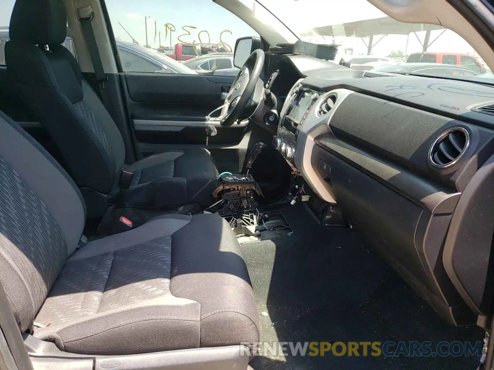 5 Photograph of a damaged car 5TFDY5F1XLX908698 TOYOTA TUNDRA 2020