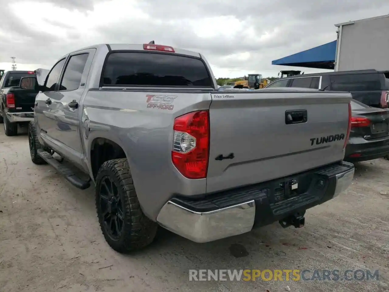 3 Photograph of a damaged car 5TFDY5F1XLX923847 TOYOTA TUNDRA 2020