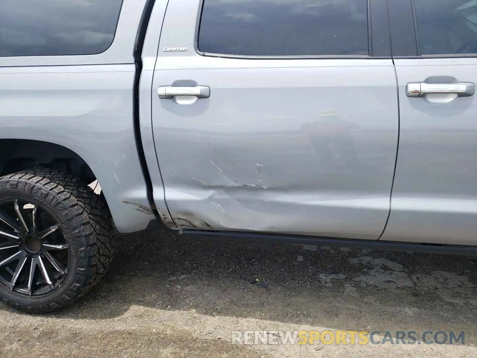 10 Photograph of a damaged car 5TFHY5F10LX920246 TOYOTA TUNDRA 2020