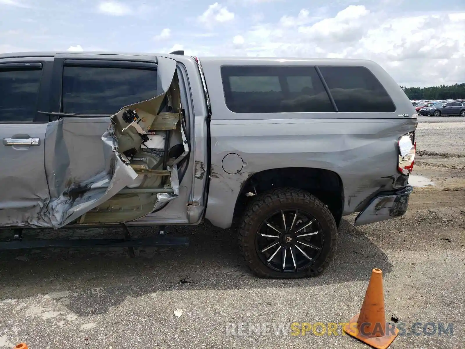 9 Photograph of a damaged car 5TFHY5F10LX920246 TOYOTA TUNDRA 2020