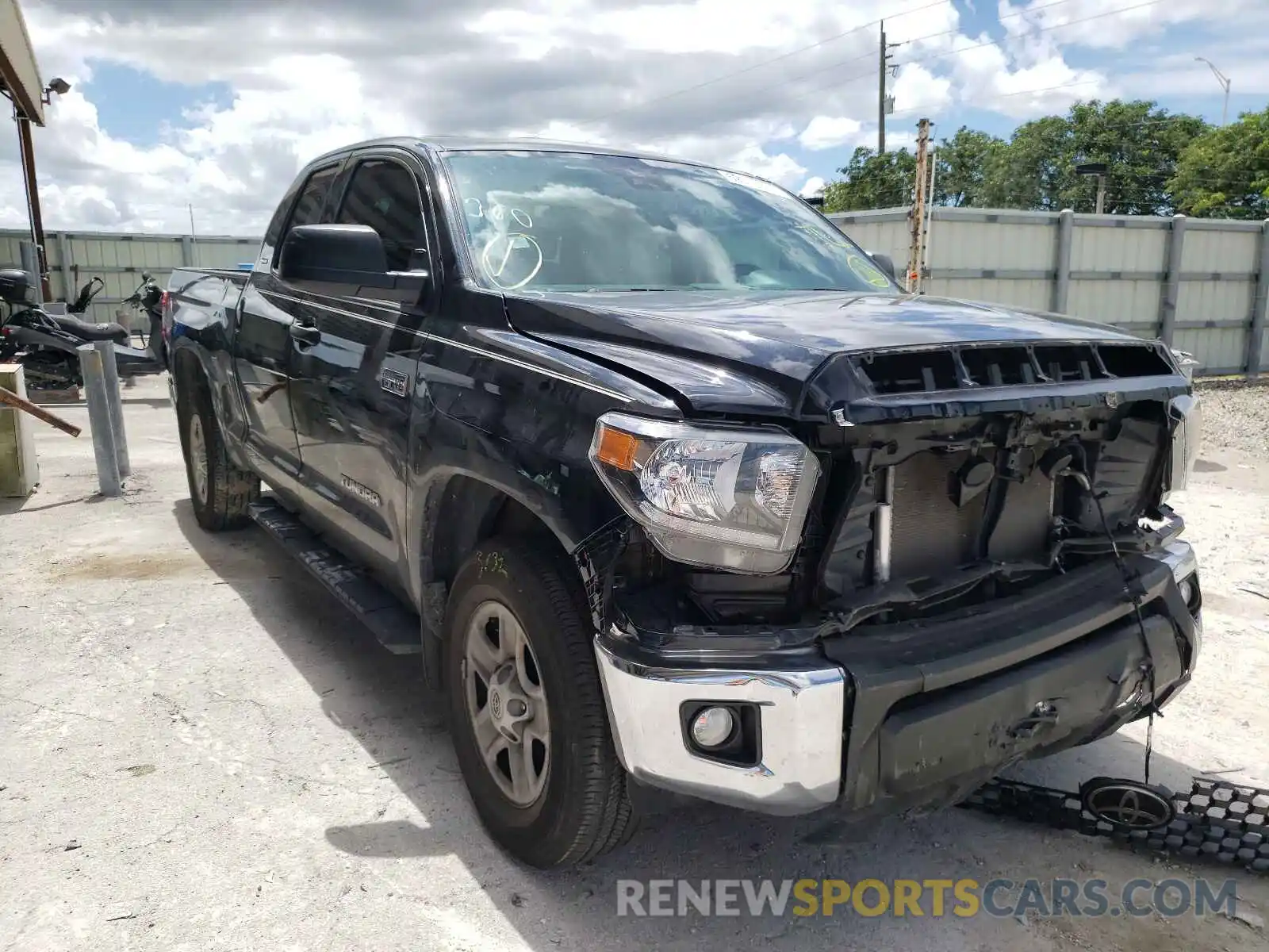 1 Photograph of a damaged car 5TFRY5F19LX266447 TOYOTA TUNDRA 2020