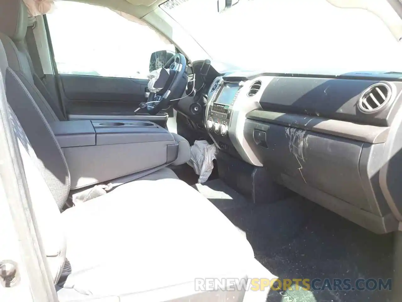 5 Photograph of a damaged car 5TFRY5F1XLX261998 TOYOTA TUNDRA 2020