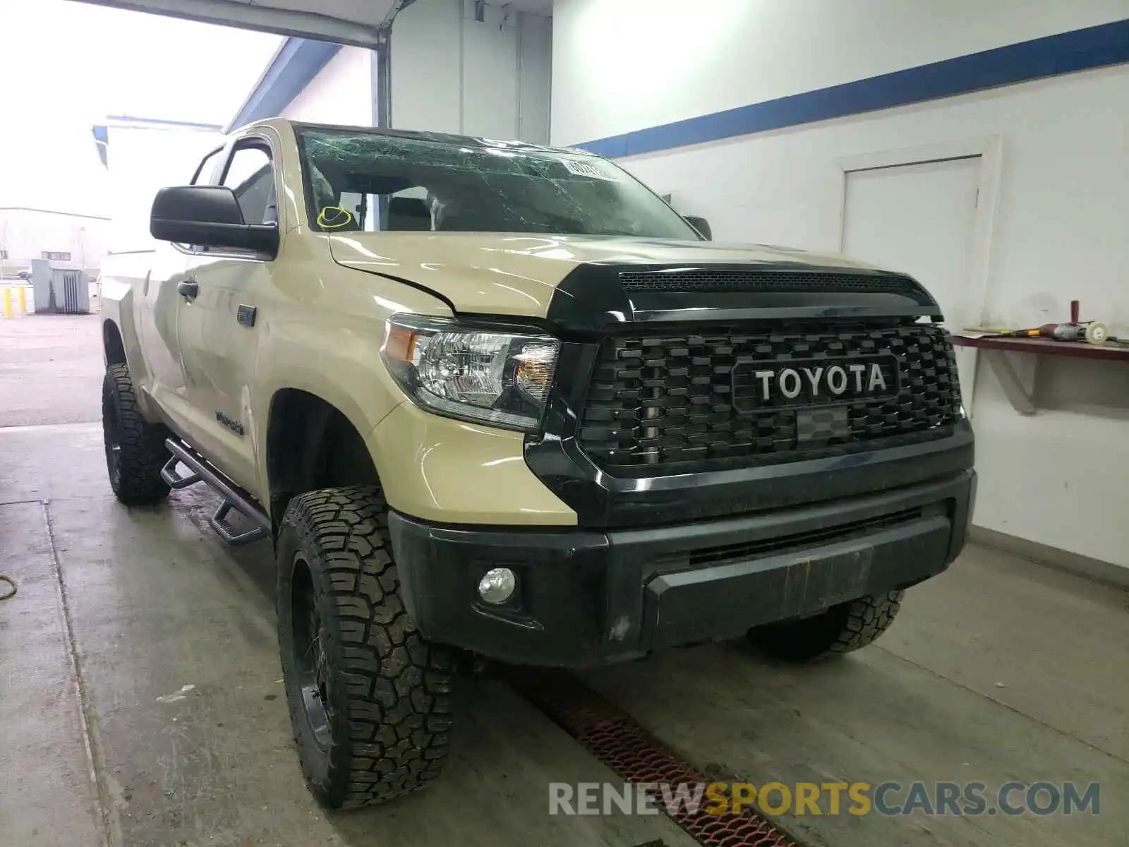 1 Photograph of a damaged car 5TFUY5F10LX912369 TOYOTA TUNDRA 2020