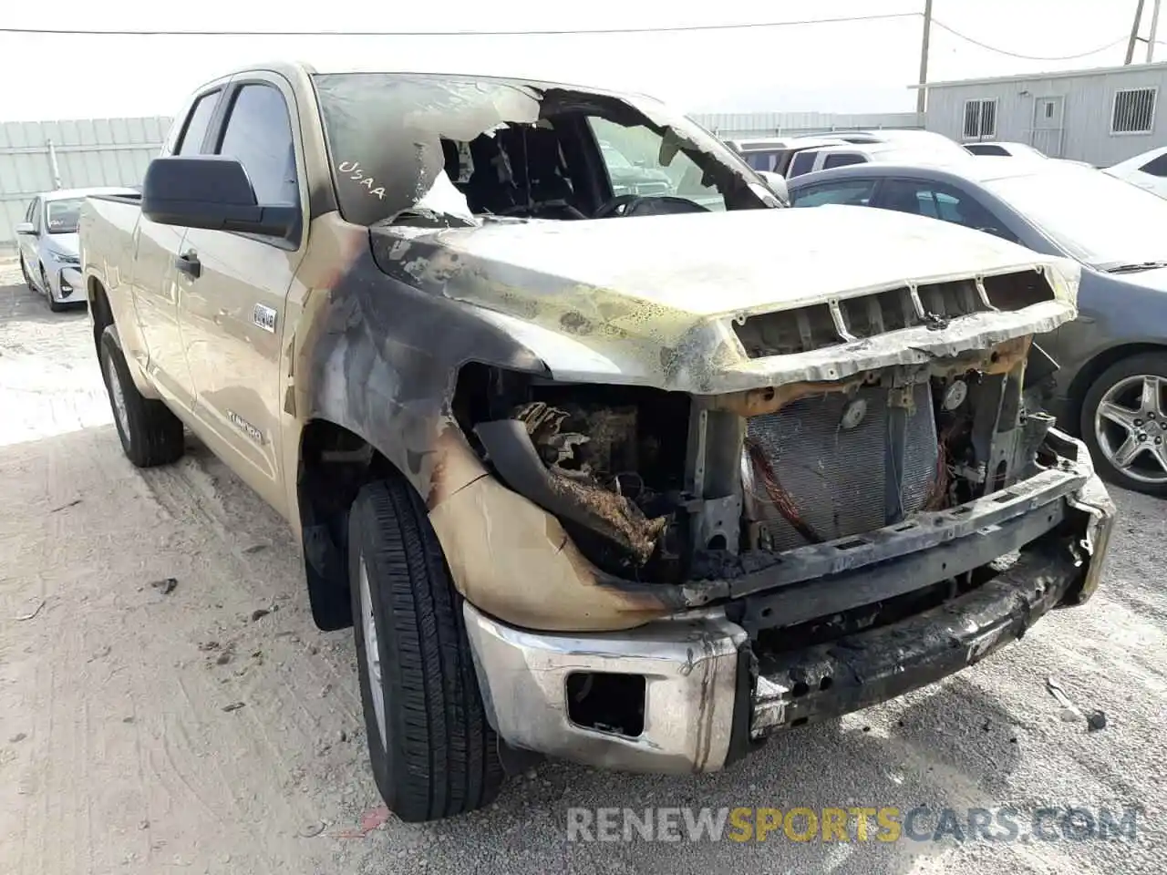 1 Photograph of a damaged car 5TFUY5F13LX928243 TOYOTA TUNDRA 2020