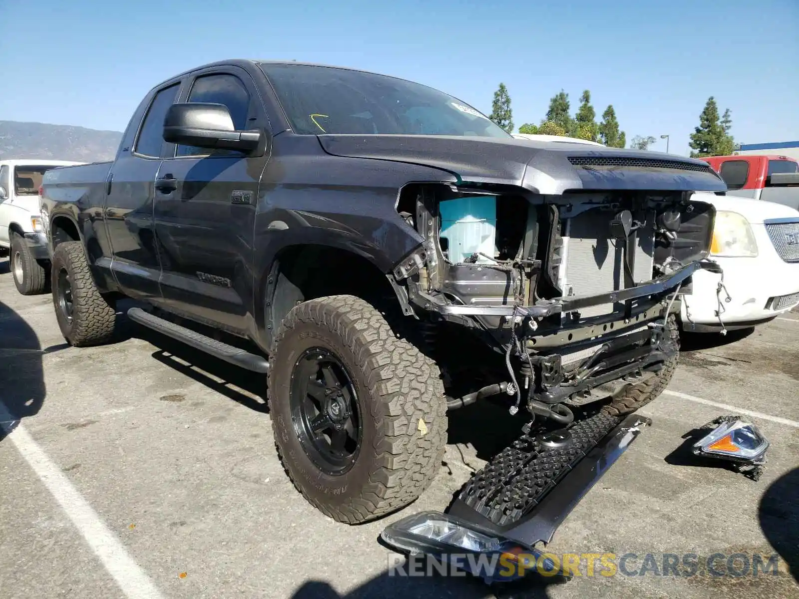 1 Photograph of a damaged car 5TFUY5F14LX913010 TOYOTA TUNDRA 2020