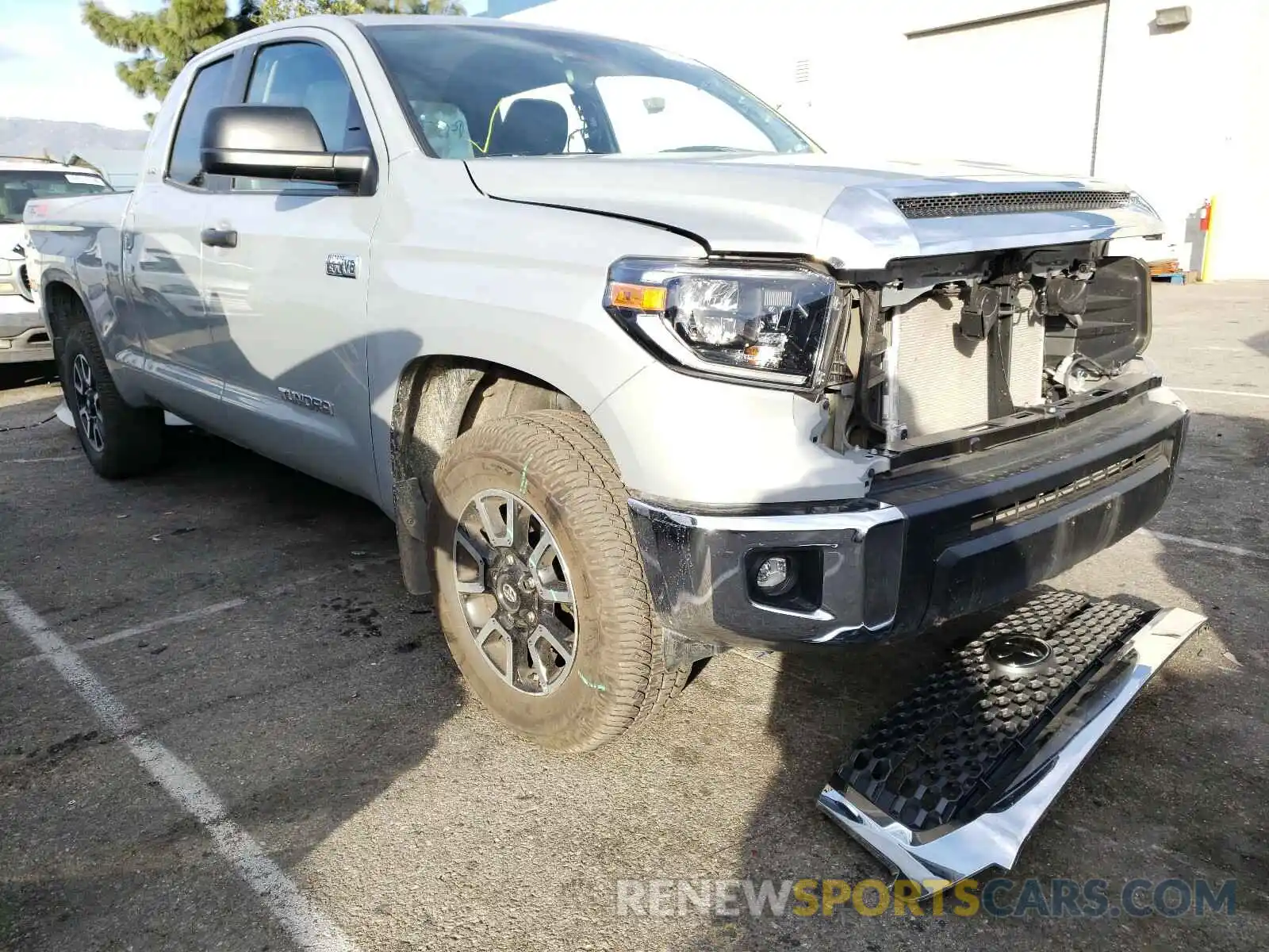 1 Photograph of a damaged car 5TFUY5F15LX904901 TOYOTA TUNDRA 2020