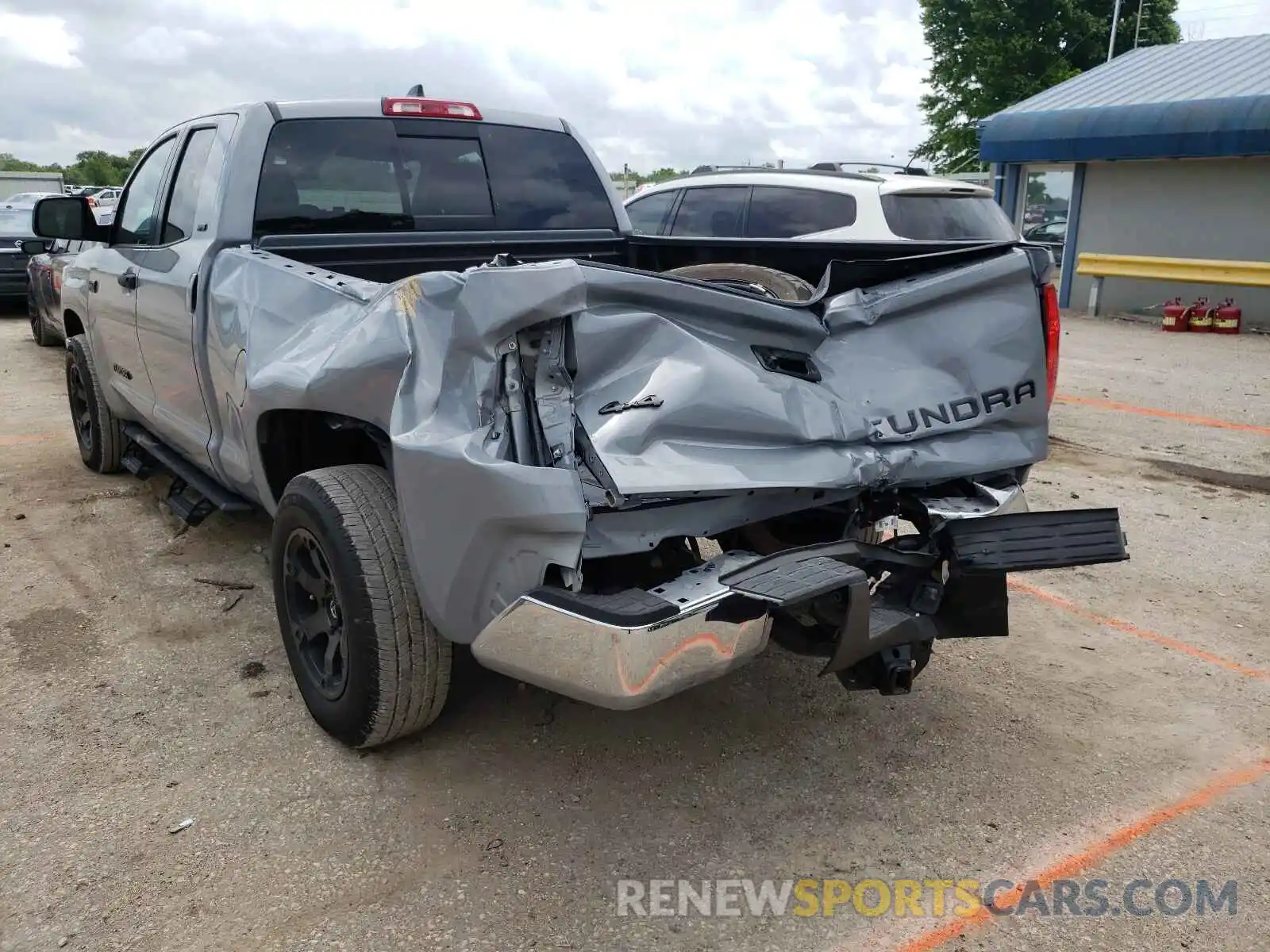 9 Photograph of a damaged car 5TFUY5F15LX953287 TOYOTA TUNDRA 2020