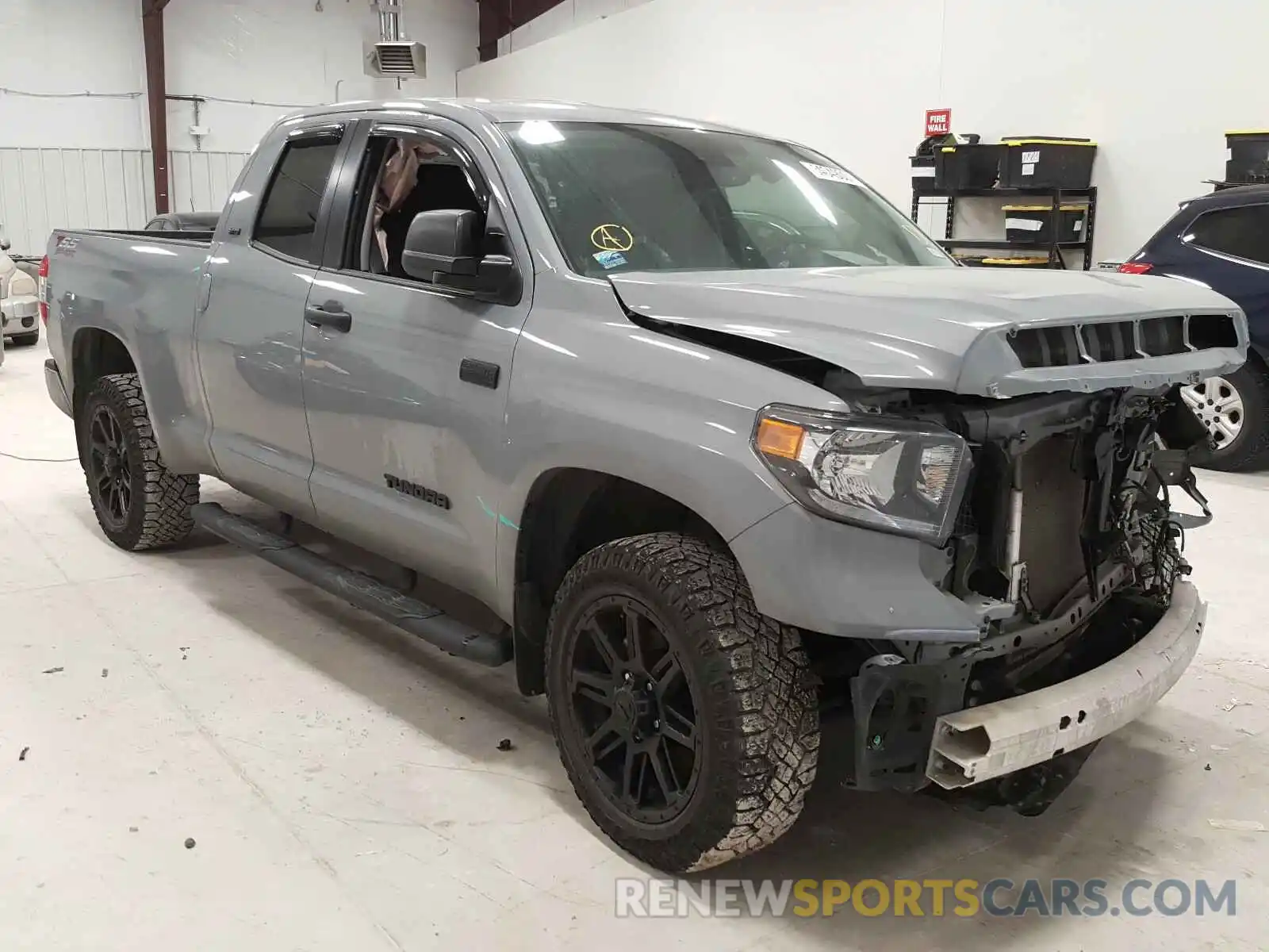 1 Photograph of a damaged car 5TFUY5F16LX885680 TOYOTA TUNDRA 2020