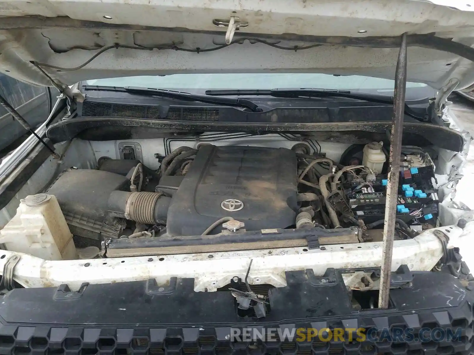7 Photograph of a damaged car 5TFUY5F16LX923117 TOYOTA TUNDRA 2020