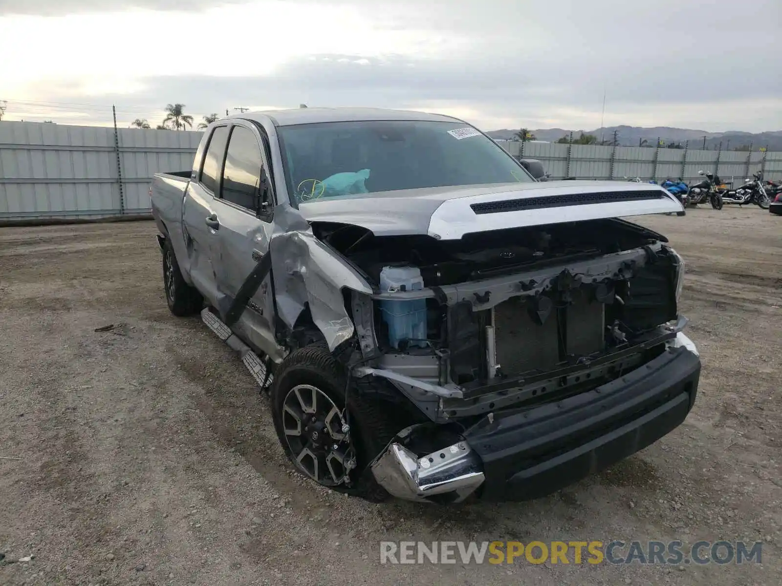 1 Photograph of a damaged car 5TFUY5F17LX915463 TOYOTA TUNDRA 2020