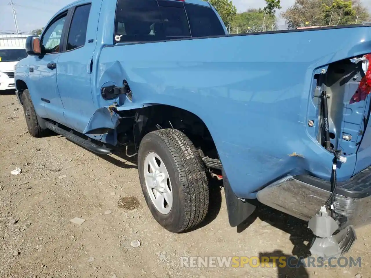 9 Photograph of a damaged car 5TFUY5F17LX943330 TOYOTA TUNDRA 2020