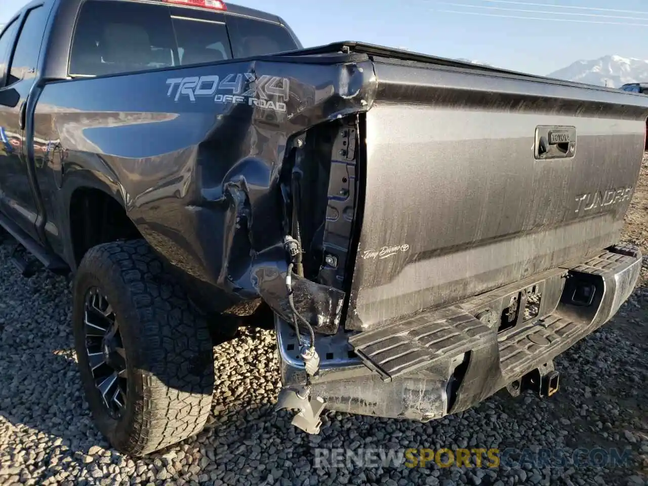 9 Photograph of a damaged car 5TFUY5F17LX954022 TOYOTA TUNDRA 2020