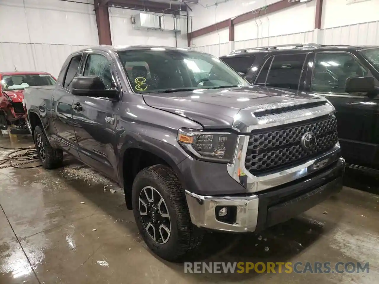 1 Photograph of a damaged car 5TFUY5F18LX915052 TOYOTA TUNDRA 2020