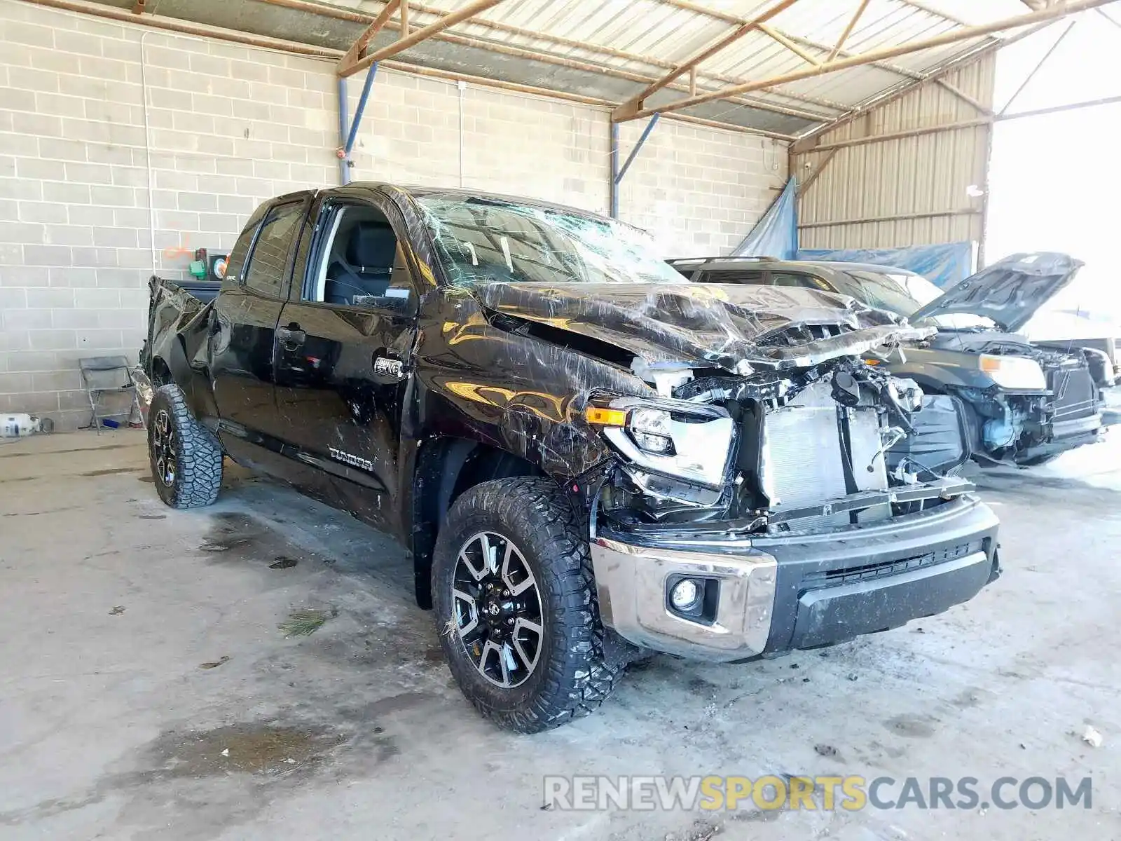 1 Photograph of a damaged car 5TFUY5F19LX905727 TOYOTA TUNDRA 2020