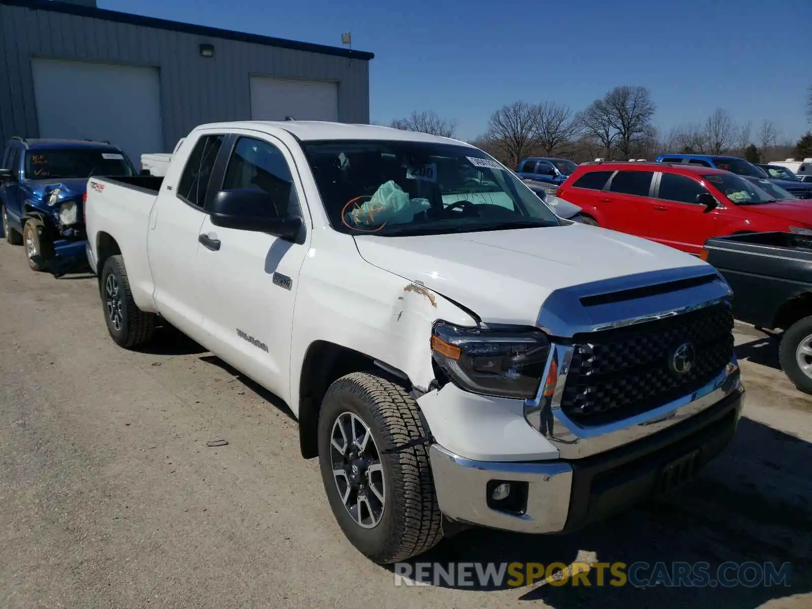 1 Photograph of a damaged car 5TFUY5F1XLX886461 TOYOTA TUNDRA 2020