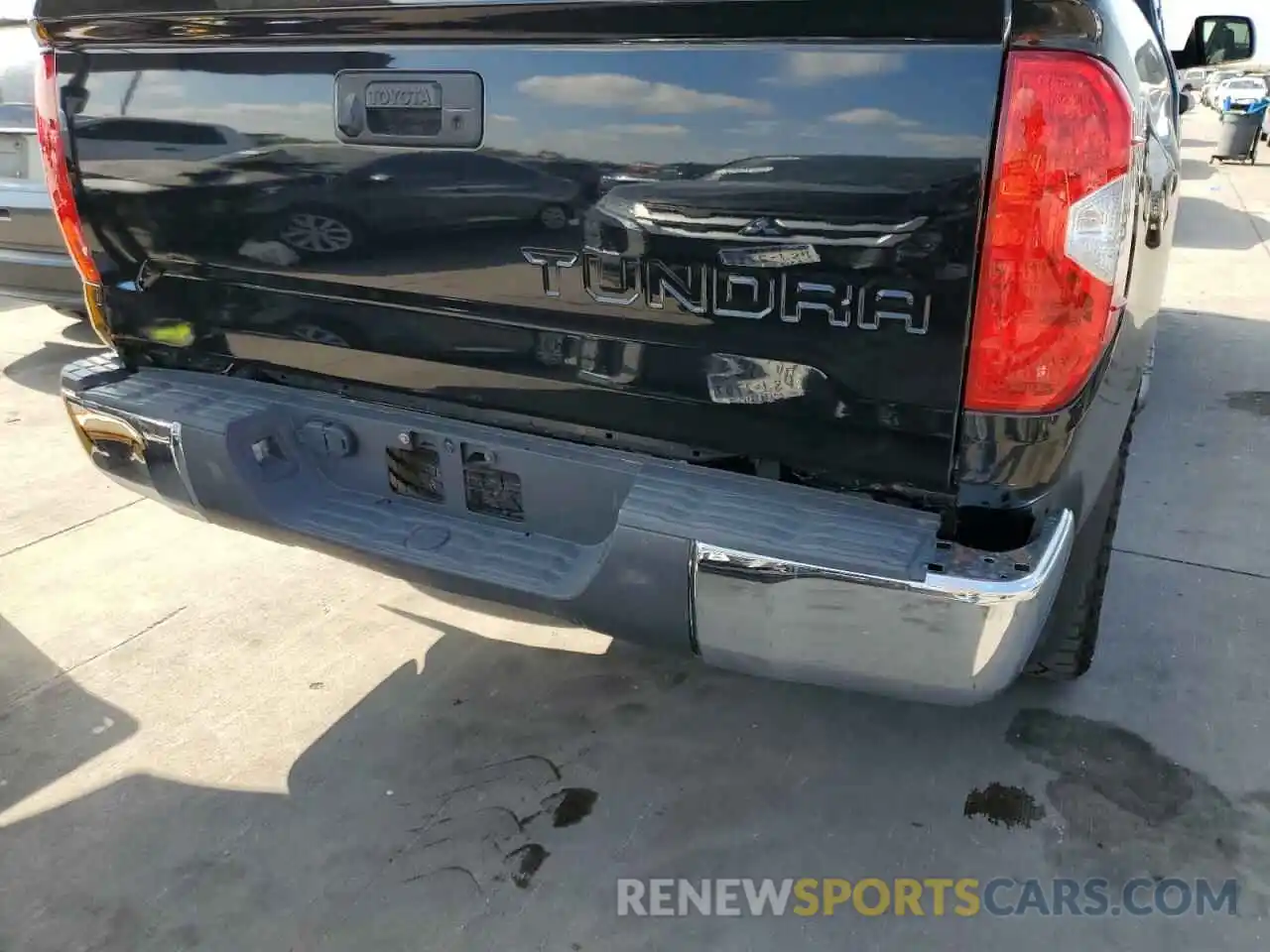 9 Photograph of a damaged car 5TFEY5F17MX272912 TOYOTA TUNDRA 2021