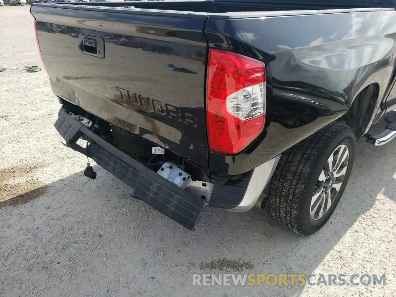 9 Photograph of a damaged car 5TFFY5F16MX285476 TOYOTA TUNDRA 2021