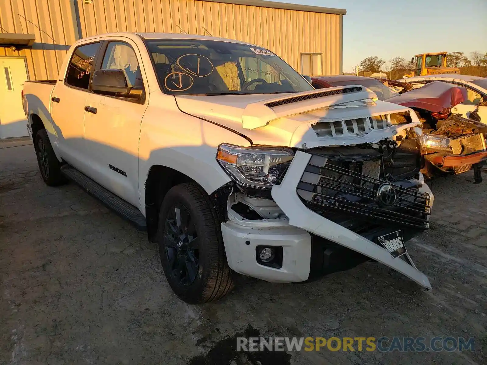 1 Photograph of a damaged car 5TFHY5F17MX014631 TOYOTA TUNDRA 2021