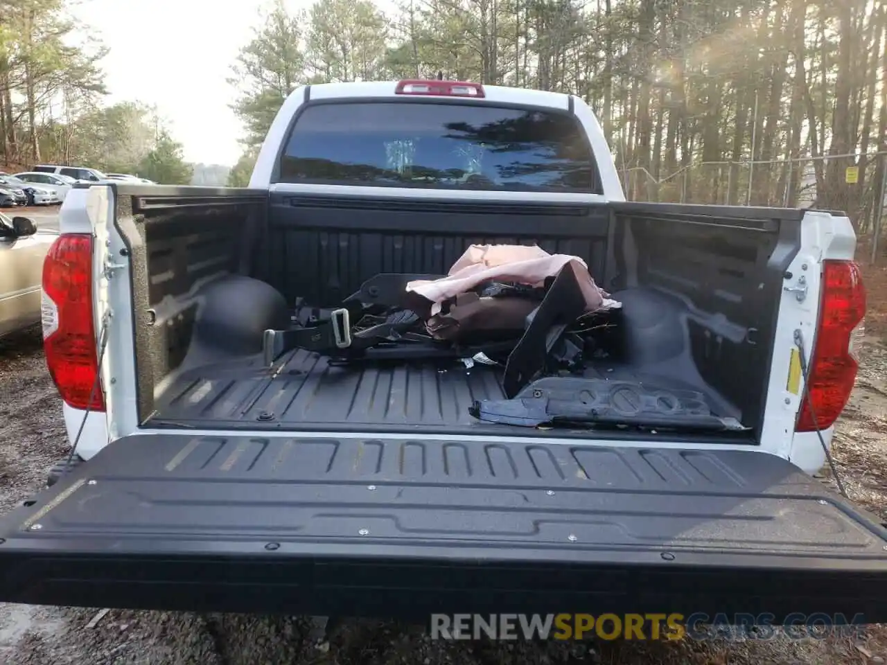 9 Photograph of a damaged car 5TFHY5F19MX016185 TOYOTA TUNDRA 2021