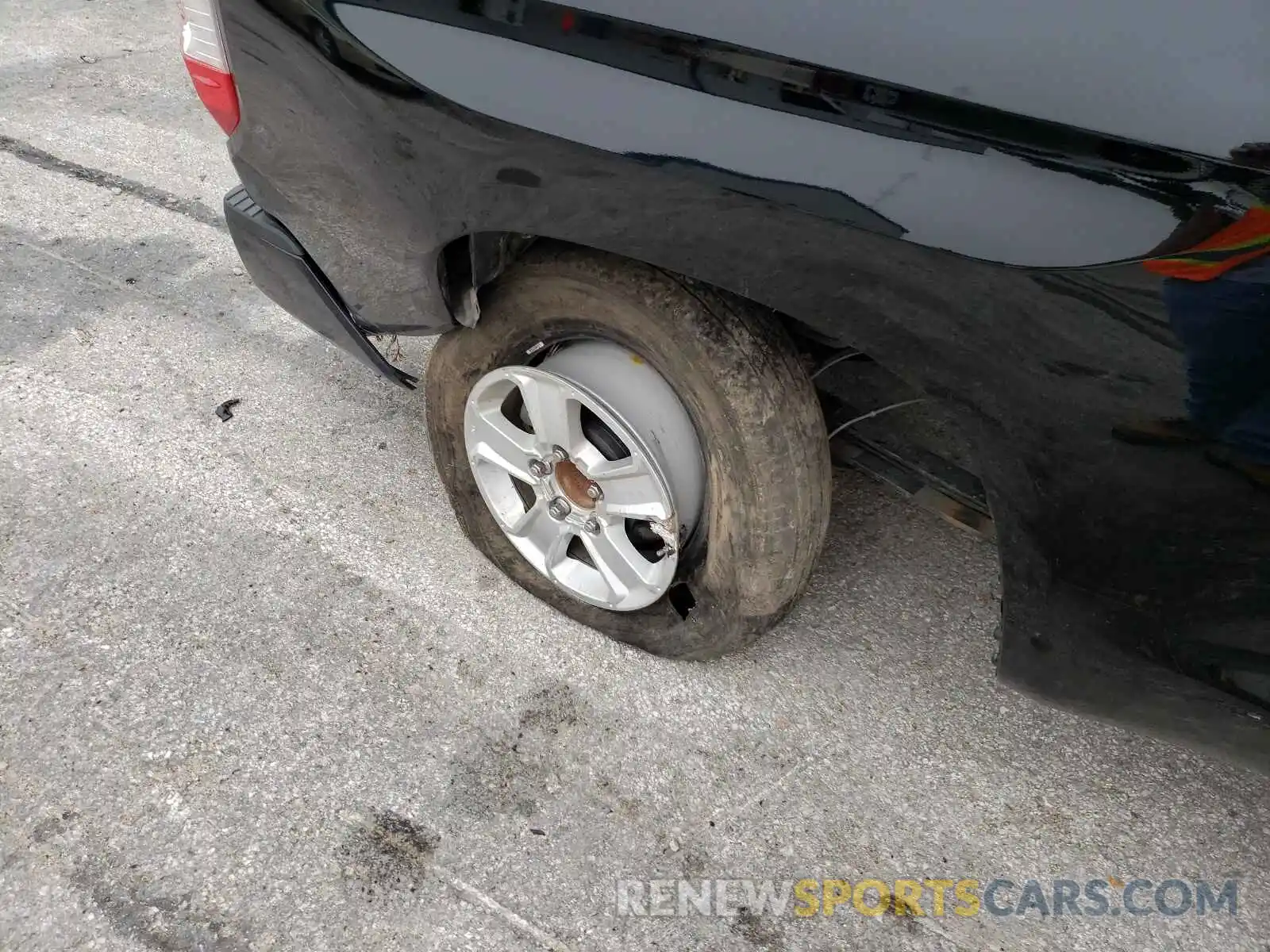 9 Photograph of a damaged car 5TFUY5F10MX985906 TOYOTA TUNDRA 2021