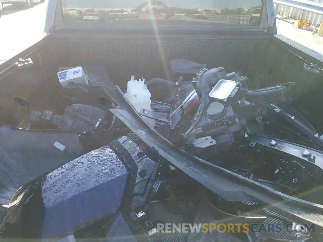 9 Photograph of a damaged car 5TFJA5AB5NX002095 TOYOTA TUNDRA 2022