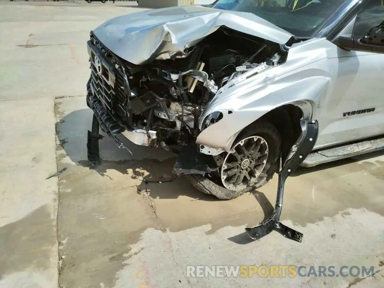 9 Photograph of a damaged car 5TFLA5AB0NX005270 TOYOTA TUNDRA 2022