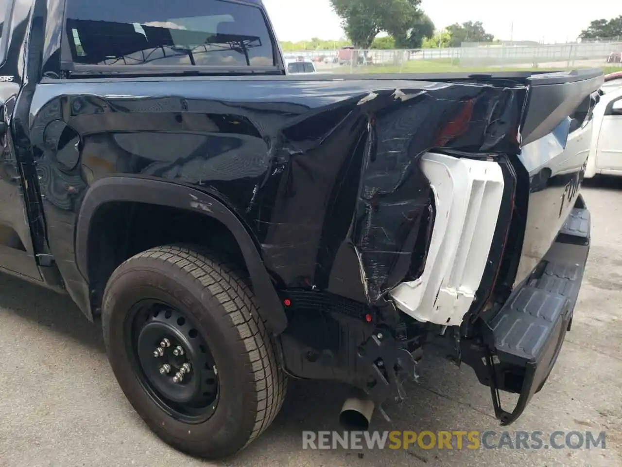 9 Photograph of a damaged car 5TFLA5AB6NX003152 TOYOTA TUNDRA 2022