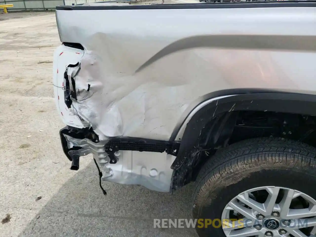 9 Photograph of a damaged car 5TFLA5EC9NX002354 TOYOTA TUNDRA 2022